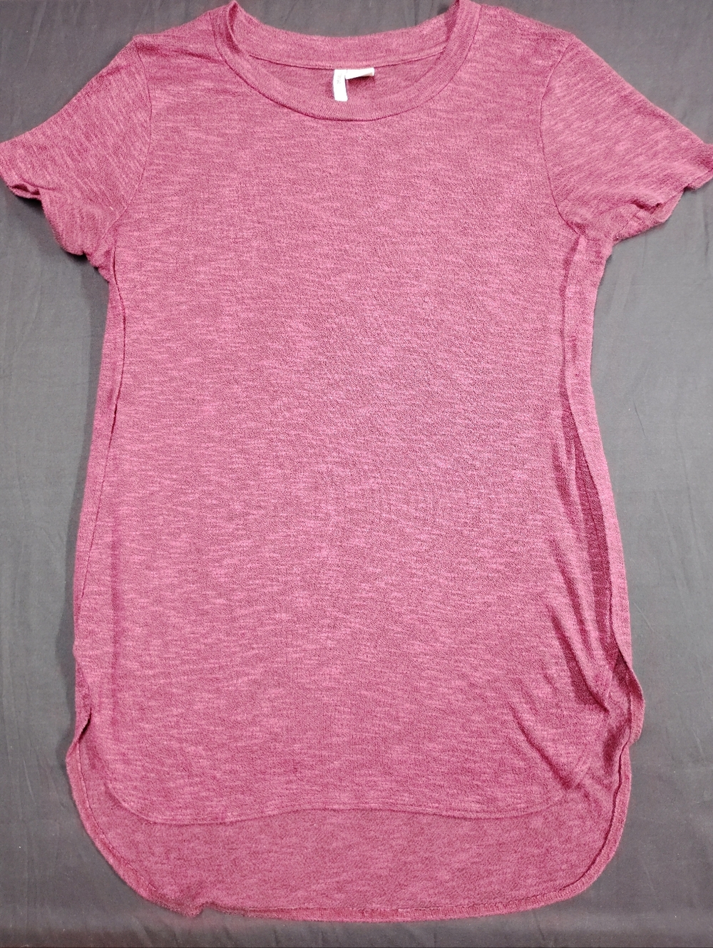 Mudd Short Sleeve Crewneck Tee in Dusty Rose Heather With Side Slits